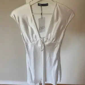 Jätte fin vit klänning från zara som aldrig är använd och med prislappen på💓💓💓tryck på köp nu 