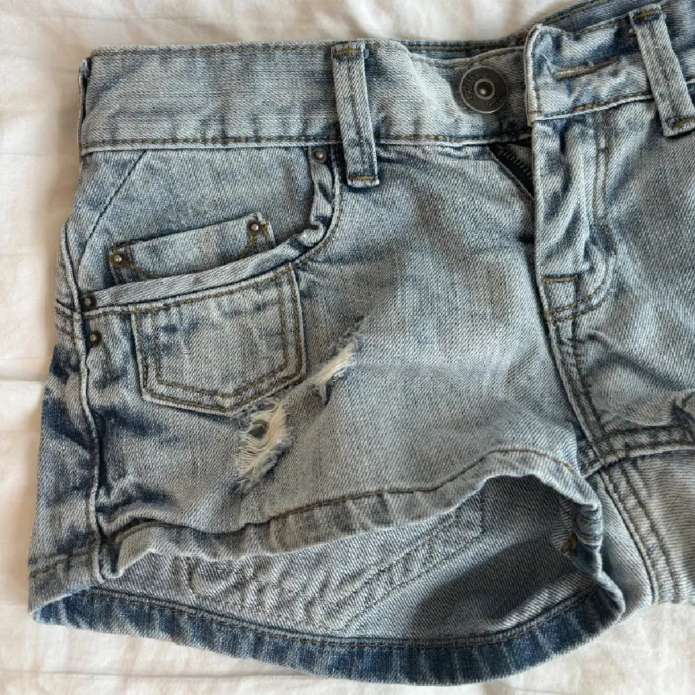 Jätte snygga lågmidjade jeans shorts!! Köpta här på plick men passade tyvärr inte. !!Lånade bilder från förra säljaren!! Fixar egna bilder om det önskas💓💓. Shorts.