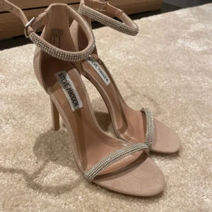 Steve madden klackskor - Superfina använd enstaka gång! Storlek 36⭐️ Tappat några enstaka diamanter men verkligen inget som syns 