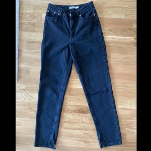 Jeans från NA-KD - Svarta jeans med slits i storlek 34. Slitning på knä, använda vid enstaka tillfällen