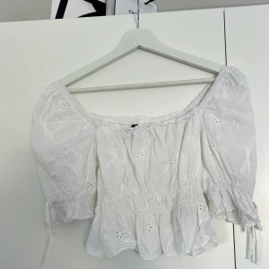 Vit blus - Vit söt blus från hm i storlek xs med broderier🌸🫶🏼