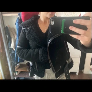 Teddy jacka  - Super skön jacka med teddyfoder i. Köp här från plick men säljer då den är lite för liten. Den är i stlr S men skulle säga den passar M också. 