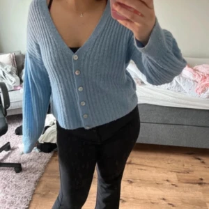 Blå stickad kofta  - Den är i bra skick. Kan användas som både kofta och tröja. 