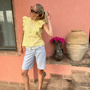 Butterfly Blouse - Our favorite summer top at the moment! A cute butterfly blouse with yellow and white checkered pattern and embroidered details 💛 Pair with some  jeans and jewelry for a relaxed summer look ☀️    Length: 58cm   Chest: 96cm   Bottom width: 112cm 