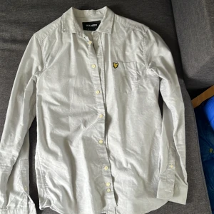 Lyle & Scott skjorta - Knappt använd och i fint skick, storlek s, pris kan diskuteras