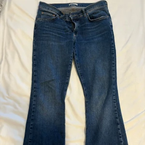 Low rise jeans - Supersnygga low rise jeans från Gina Tricot! Säljer då de inte längre passar mig , använda men inga defekter, storlek 40 och midjemått 40 cm tvärsöver🫶🏼