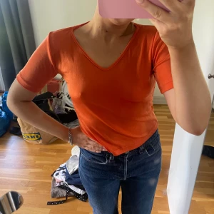 Orange tshirt  - Så smickrande passform! Köpt på humana. Passar s och m 