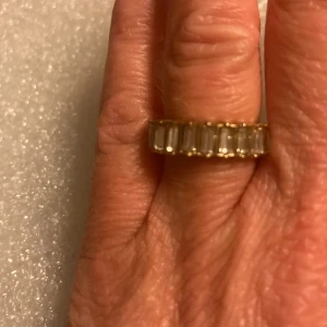 Glittrande vintagering - Äldre guldfärgad ring med silverstrass inuti. Använd enstaka gång, okänt material, inget att anmärka på. Stl ca 16,5-16,9.