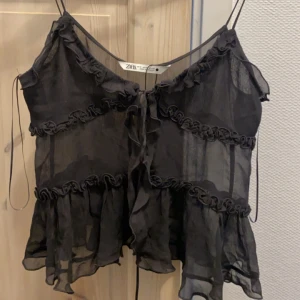 Sommartopp - Jättefin topp från zara, inte använd därav bra skick, skriv för frågor eller fler bilder💕