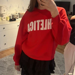 Röd sweatshirt från Gina  - Röd tröja från gina (HELT OANVÄND). Storlek s men passar m (oversized) pris går att diskutera.