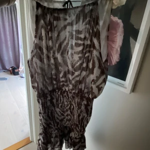 Zara klänning - Klänning från zara som inte går att köpa längre. Storlek XS, sitter supersnyggt💖