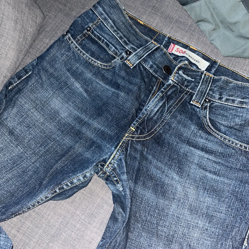 Säljer mina bootcut jeans från Levis då de är för små  De har Inga defekter och de är någon cm kort för mig i längden som är ca 180 cm🪩😋 Skulle gissa storlek s eller m. Jeans & Byxor.