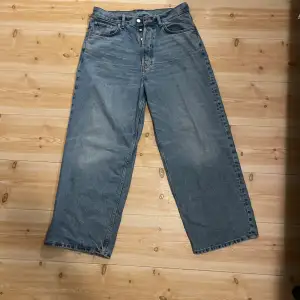 Baggy jeans. Bra skick storlek 32x31 Ny pris: 600kr