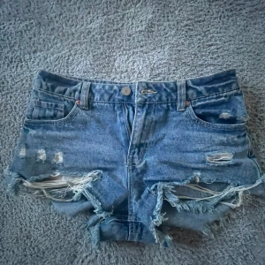 Jeansshorts - Superifna jeansshorts med slitningar som jag köpte på vinted men som tyvärr inte passade så därför säljer jag❤️ Skriv ifall du har frågor. Svarar så fort jag har möjlighet❣️
