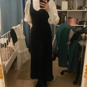 Svart maxi klänning  - I fint skick, maxi klänning. Sitter ganska tight. 