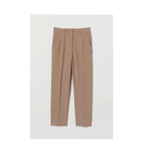Ankellång byxa - Snygg ankellång beige kostymbyxa från H&M Edition. Normalhög midja. Som nya! 