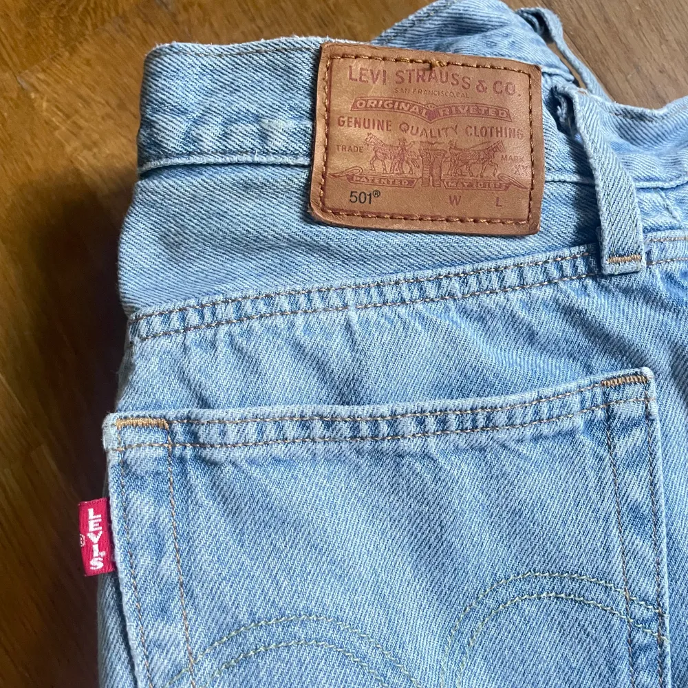 Snygga ljusblåa jeans från Levi’s  Mycket bra skick . Jeans & Byxor.