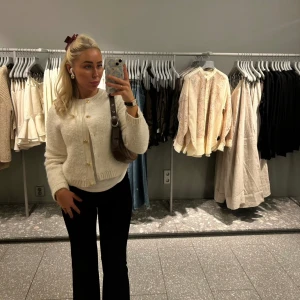 Klassisk stickad kofta  - Stickad kofta  med guldiga knappar, använd fåtal gånger❣️