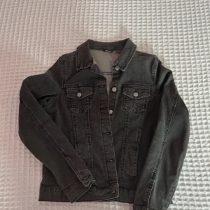 Svart Jeansjacka  - Jättefin jeansjacka som jag köpte secondhand, men säljer då den tyvärr är lite för liten. Skulle säga att den passar någon med ca XS då jag som vanligtvis har storlek S tyckte den va lite för tight.  Bara att skriva vid funderingar eller fler bilder!