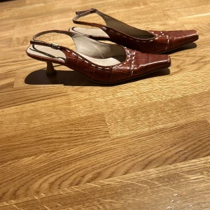Söta klackskor - Superfina klackskor med liten klack och kantig tå med fina vita detaljer. Storlek 39 men skulle säga att de även passar 38 också. Bekväma att gå i. Några skråmor fram vid tån men ingenting man tänker på