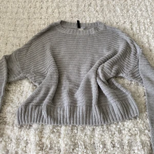 Stickad tröja - Stickad tröja. 🩶