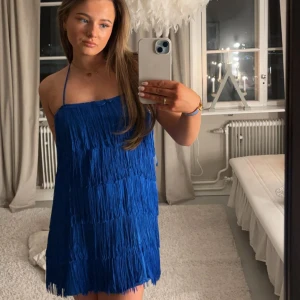 blå zara klänning  - Säljer denna festklänning från zara. Endast använd en gång. Hör av dig vid intresse ✈️🧚🏼‍♂️🍸🍸🌸