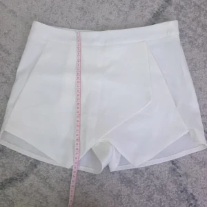 Shorts kjol - Shorts kjol i storlek uk 6, dem har en liten jätte ljus fläck på framsidan, vänster sida men det syns knappt så gick inte ens få med på bild.  Kostym material, dragkedja bak