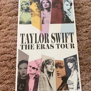 Taylor Swift posters  - ‼️‼️FÖRSTA POSTERN SÅLD‼️‼️      Säljer även resten av mina Taylor posters! Köper man alla får man de i det medföljda fodralet❣️ 60kr styck eller båda för 100kr❣️
