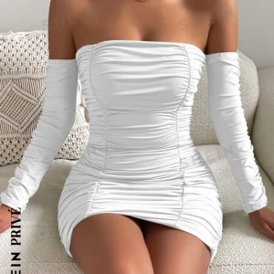 Klänning  - Säljer denna fina klänning,köpt från shein. Den är i bra skicka har använts men är som my. Övriga frågor skriv gärna💞