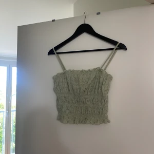 Sommartopp - Superfin somrig topp. Köpt för något år sedan men bara använd några få gånger.🌸 Storlek L men liten i storleken, skulle säga att den sitter som en s/m.