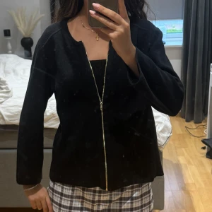 kofta - super fin kofta från Filippa K!!! skriv för bättre bilder eller några andra funderingar. pris går och diskutera💓storlek L men passar mig som bär Xxs - s i kläder!