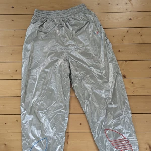 ADIDAS ORIGINALS Women Printed Silver Track Pants - Fräcka jävla adidas-track pants!  I nyskick då de knappt är använda.   UK 10: Storlek 10 i Storbritannien. US S: Storlek Small i USA. D 36: Storlek 36 i Tyskland. F 38: Storlek 38 i Frankrike. E 42: Storlek 42 i Spanien.