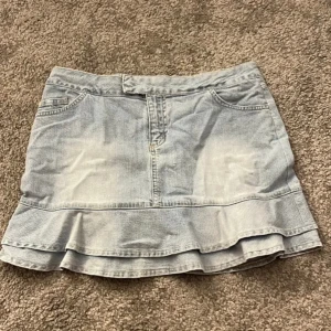 Jeanskjol - Storlek 36-38💕💕Tryck gärna på köp direkt