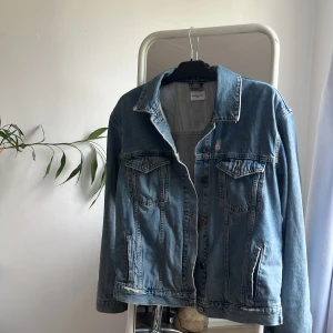 Snygg jeansjacka  - Jättefina jeansjacka från PUREWHITE. Använd ett fåtal gånger. ❣️köparen står för frakt 