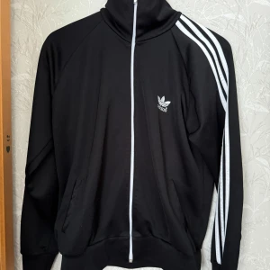 Adidas Jacket Tracksuit - Säljer denna jättefina jackan från adidas, Den är i bra skick utan några skador. Storleken är L men passar för både M/L. Pris kan såklart diskuteras.