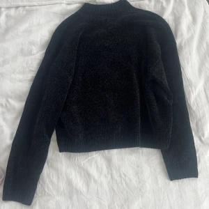 Stickad tröja  - Svart gosig stickad tröja, säljer då den inte passar mig längre . 