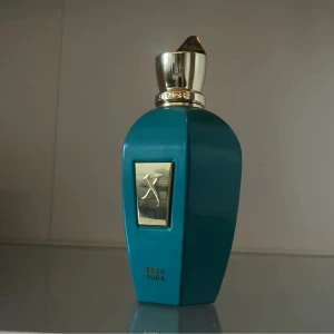 Xerjoff Erba Pura - Säljer Xerjoff erba pura. Parfymen är mycket sparsamt använd, det är 100 ml, nypris ligger på runt 2600-2800kr. Jag har använt ungefär 20 sprej. Kan sänka priset vid snabb affär