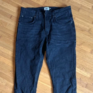 Svarta straight jeans  - Straight leg jeans från 157 i storlek L, inga defekter 