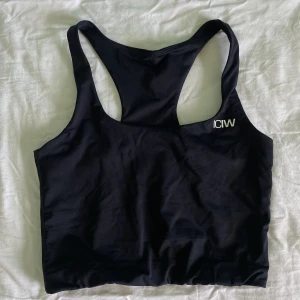Svart träningslinne🏋🏼‍♀️ - Kroppat träningslinne från ICIW 🏋🏼‍♀️ Linnet är i storlek S med tajt passform. det är i mycket bra skick, använd några få gånger!🥰