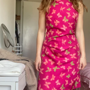 Fjärils klänning - Fjärilsklänning, aldrig använd. Storlek L