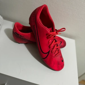 Nike Mercurial Vapor 13 - Hej. Jag säljer nu mina fotbollsskor som är i bra skicka, där jag har bara använt dem i 5 träningar, 2 matcher och dem är inte sönder nånstans. Rekommenderar stort till den som vill ha billiga fotbollsskor.   Pris kan diskuteras vid snabb affär