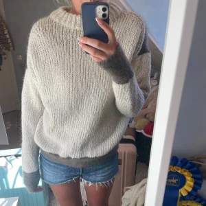 Unik tröja - Stickad tröja som har ett material på ryggen och ett annat på magen. Köpt second hand, fint skick💕