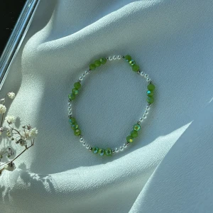 Handgjort armband 🤍 - .