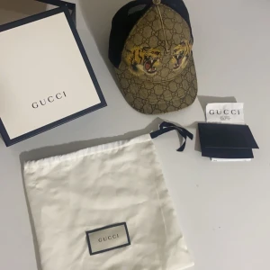 Gucci keps tiger  - Äkta Gucci keps, väldigt bra och inga skador ser helt ny ut och sitter bra på än. Pris kan diskuteras.