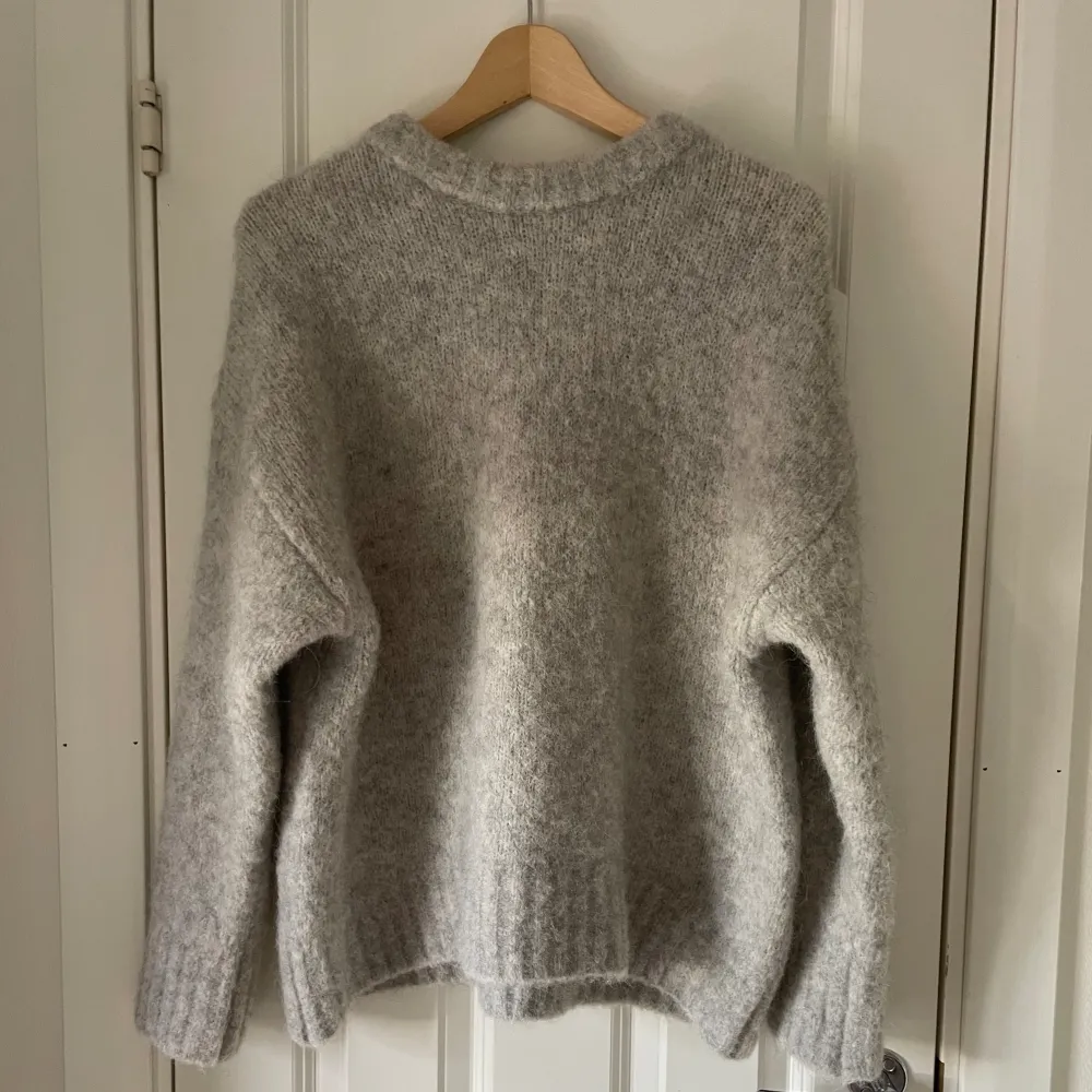 Superfin stickad tröja i ull från Edited, perfekt för kyliga sommarkvällar eller inför hösten. Använd ca 5 ggr och i superfint skick.💗 Nypris ca 800kr jag säljer för 400kr, köparen står för frakten🥰. Neuletakit & Villapaidat.