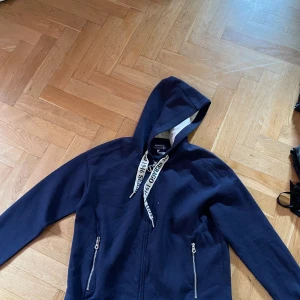 Sebago kofta  - En sebago kofta som har kommit till användning några gånger i storlek Medium. 