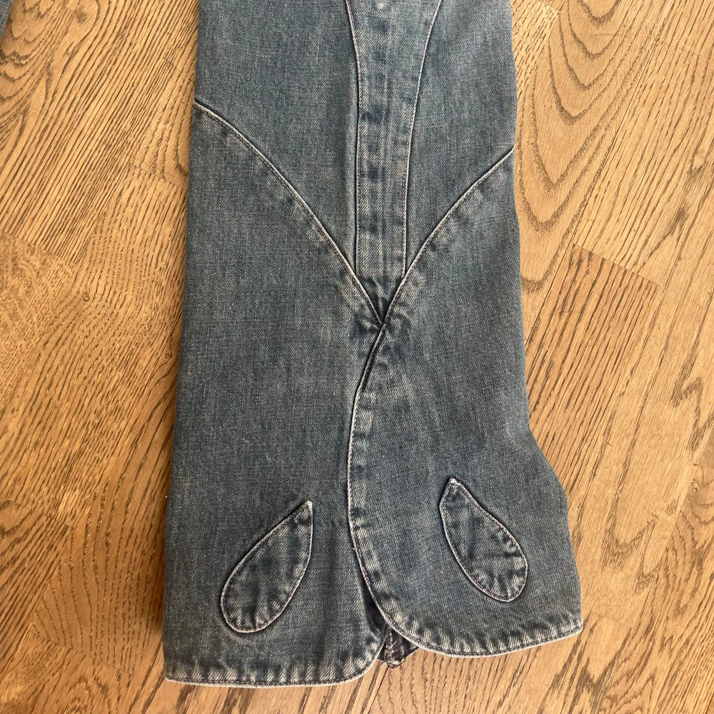 Supercoola jeans med detaljer på fickor och benen💗I bra skick förutom en liten slitning längst ner på ena benet Innerbenslängd: 80 cm Midjemått: 36 cm. Jeans & Byxor.