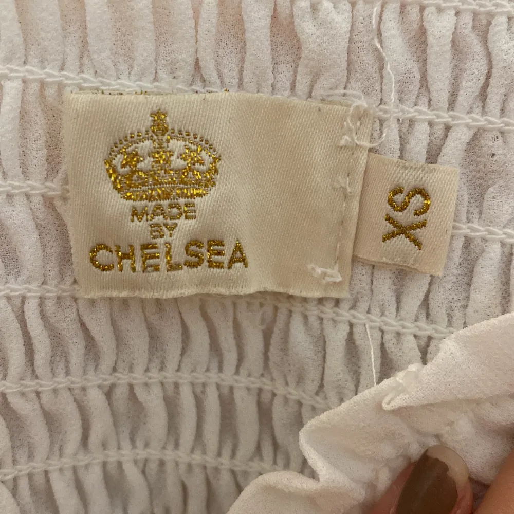 Säljer min vita korta kjol från Chelsea i storlek XS!. Kjolar.