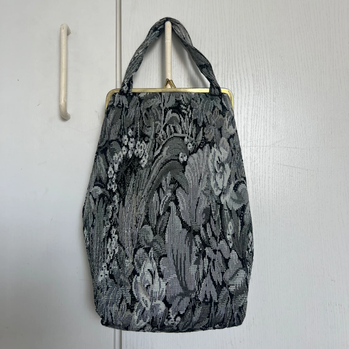 Väska i tyg med guldiga detaljer 