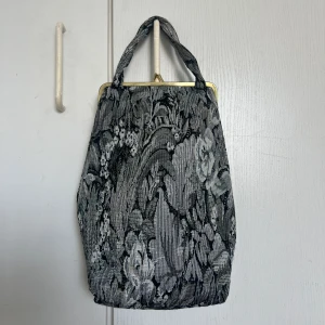 Väska i tyg med guldiga detaljer  - Köpt second hand 